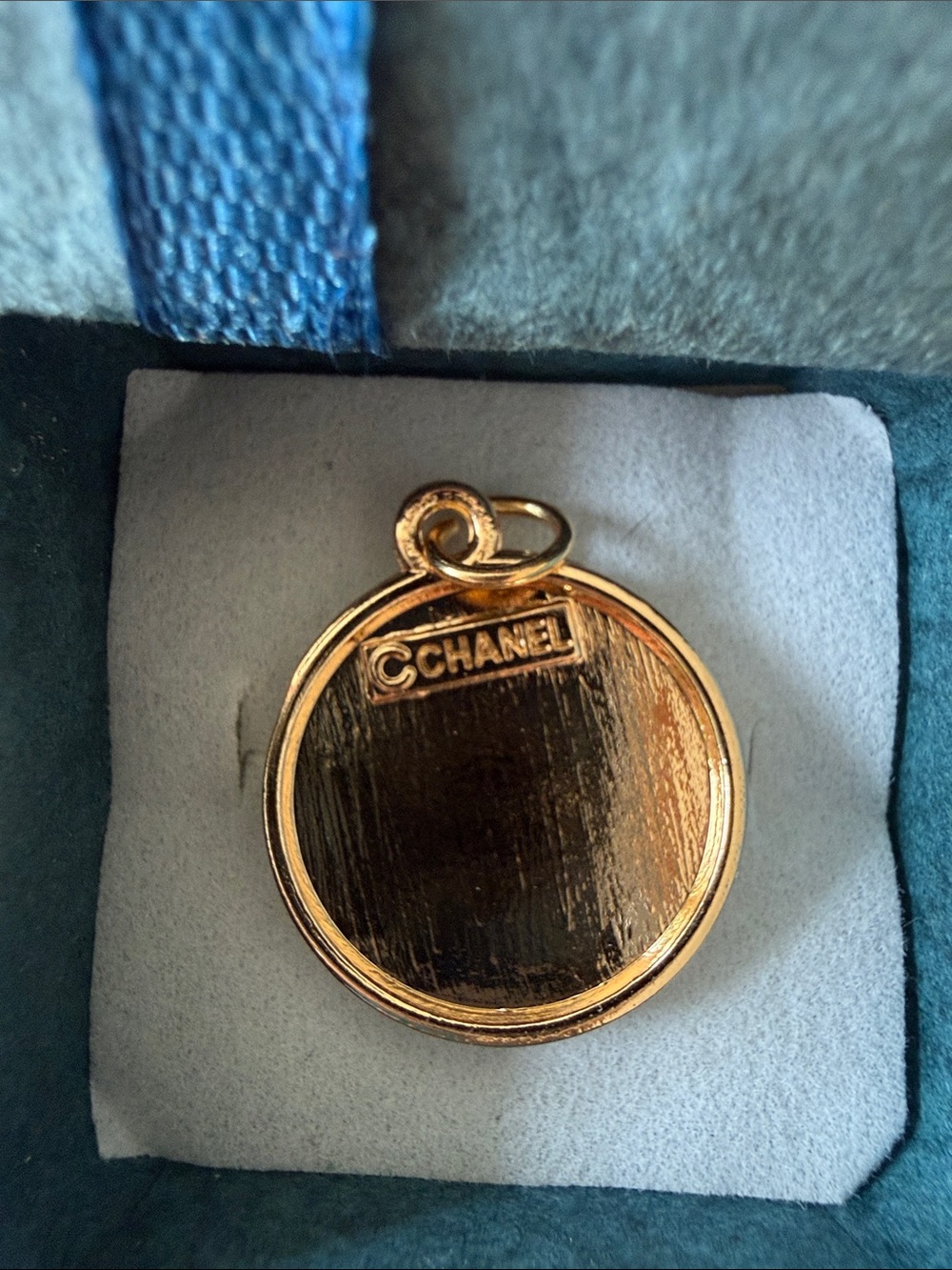 ChaneI Gold and White Round Interlocking C Medallion Pendant - Picture 3 of 4